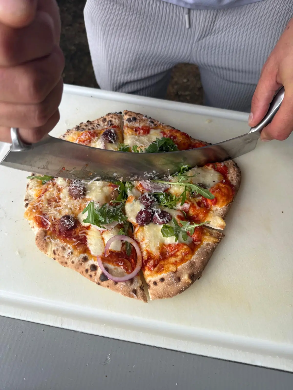 Pizza snijden en serveren